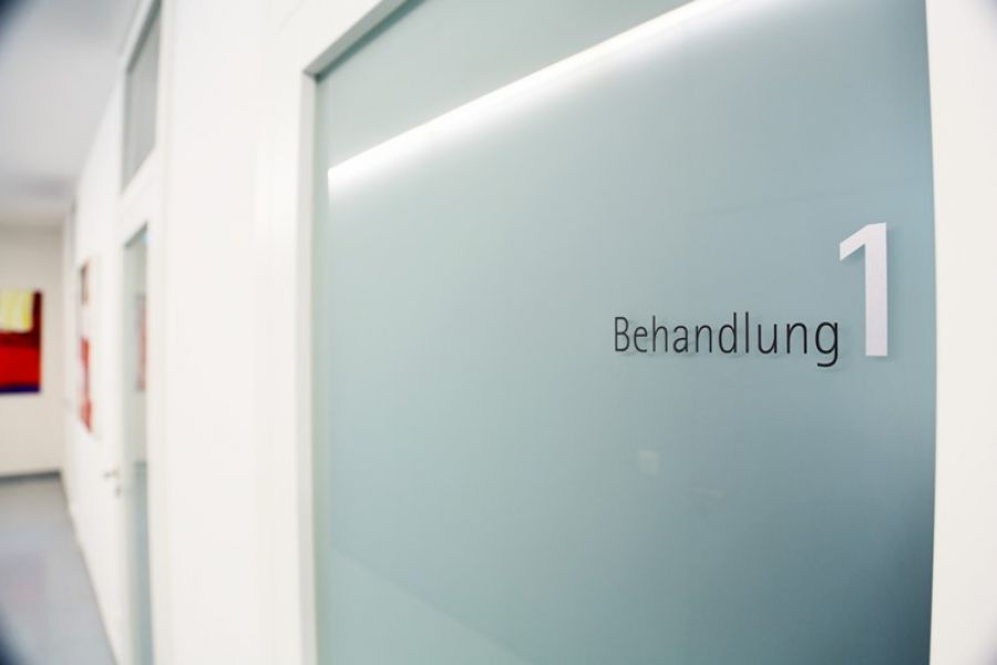 Blick vom Behandlungszimmer in den Flur