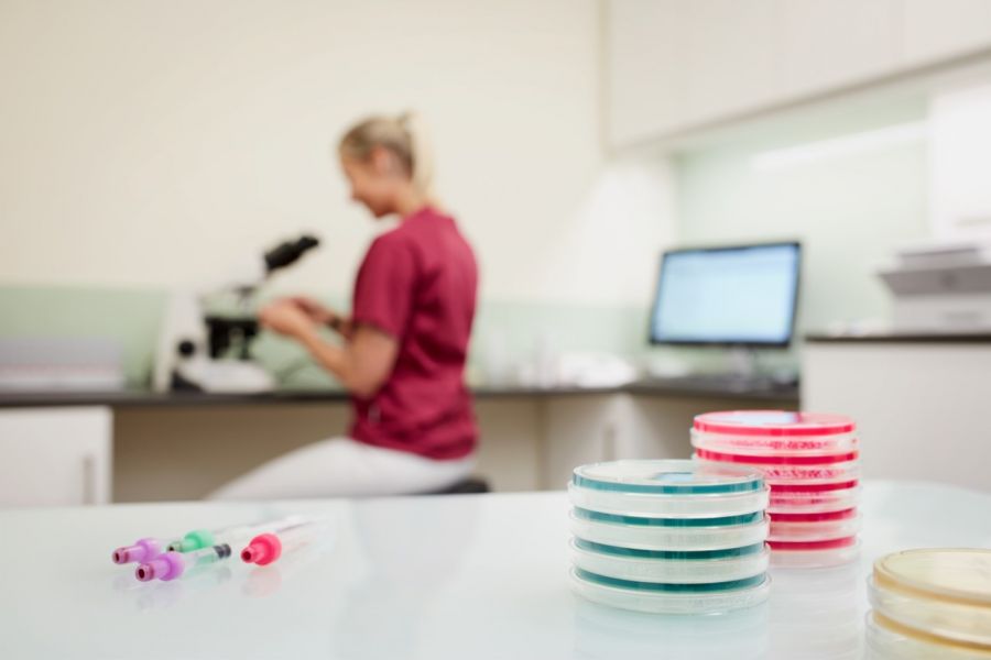 Mitarbeiterin im Labor